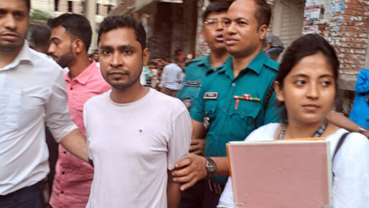 অন্তর্বর্তী সরকারের বিরুদ্ধে মিছিল, ২ ছাত্রলীগ নেতা কারাগারে